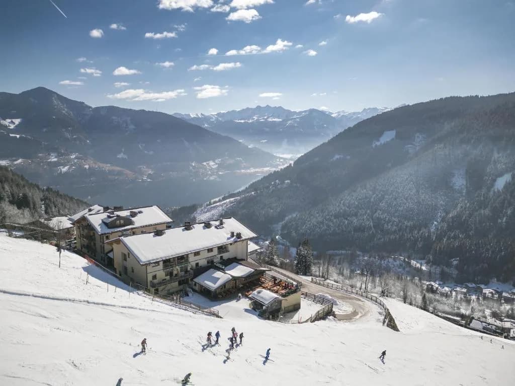 Berghotel Jaga Alm in de sneeuw, direct aan de piste