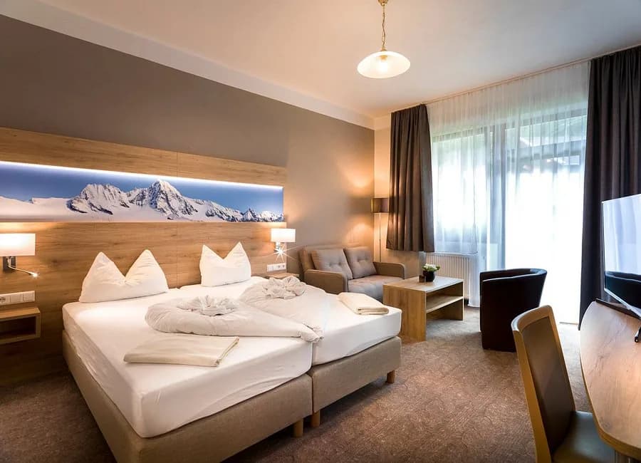 Hotelkamer in Sporthotel Scol met houten wanden en twee bedden