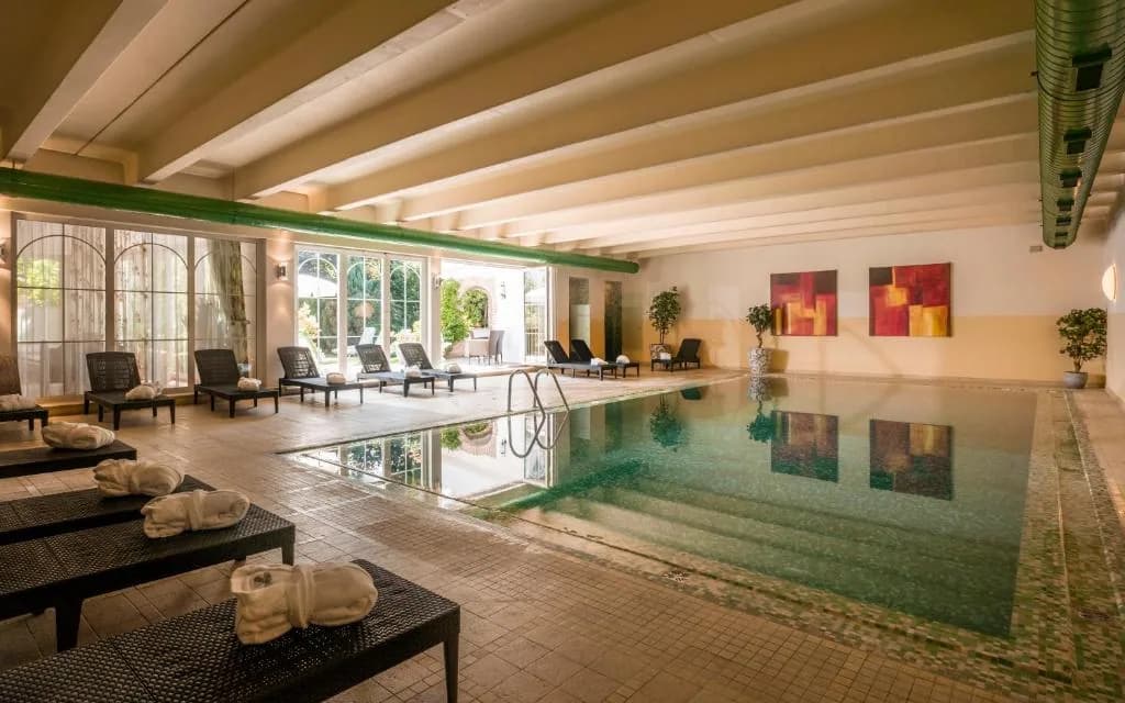 Het binnenzwembad van Sporthotel Scol