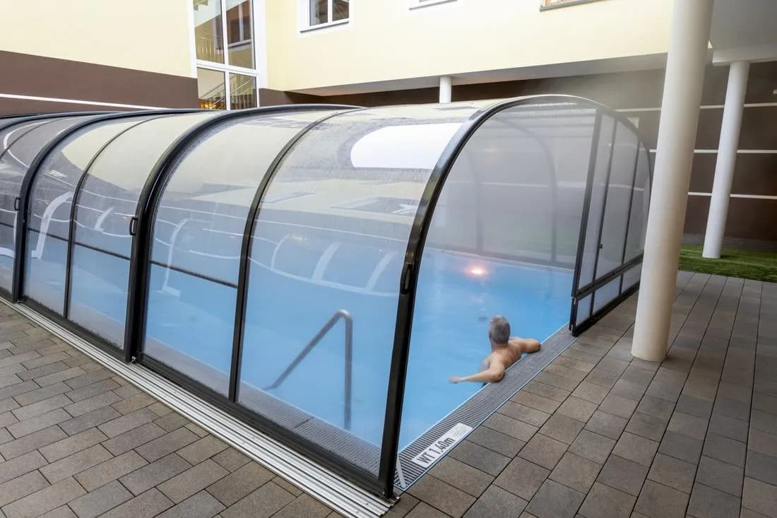 Het overdekte zwembad van het hotel
