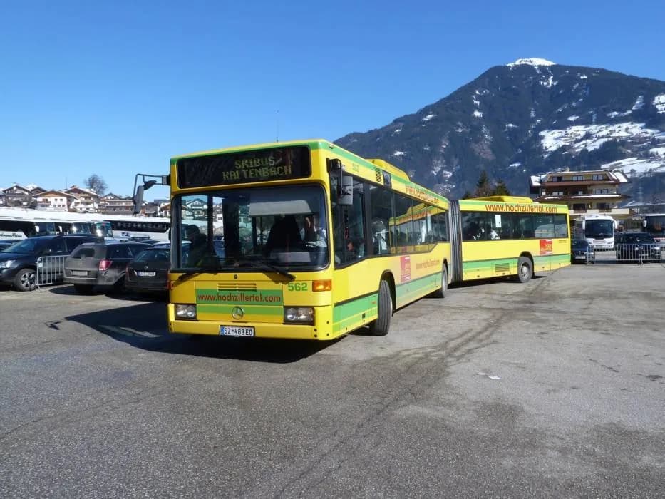 De skibus die vanaf het hotel in Fügen naar het dalstation rijdt