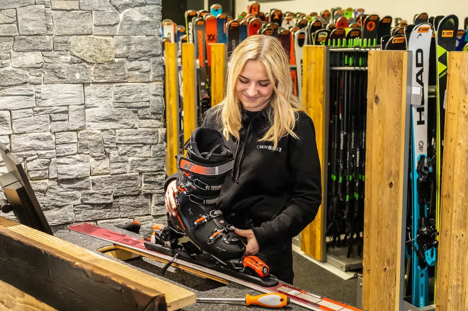 Ski’s op een rek, klaar om mee te gaan